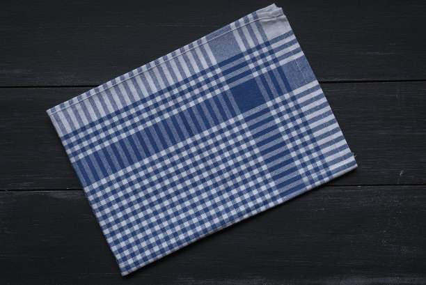 空木头上的格子桌布图片下载