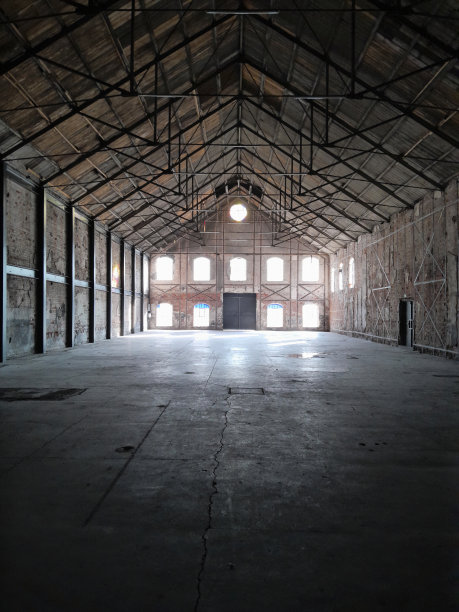 黑暗的工业内部，机库图片下载