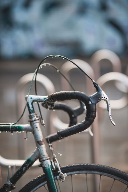 垂直特写的湿自行车的把手。图片下载