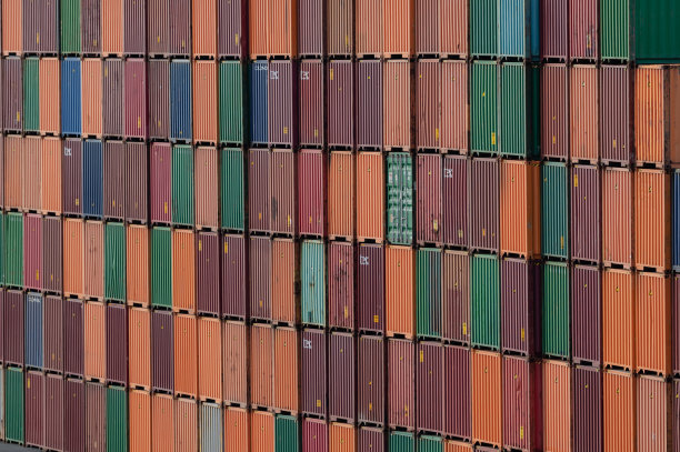 港口集装箱的巨大墙壁的对角线视图图片下载