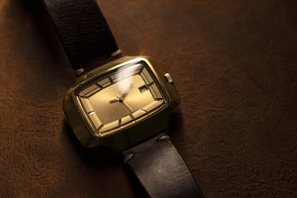 瑞士制造的老式自动手表在棕色皮革背景图片下载