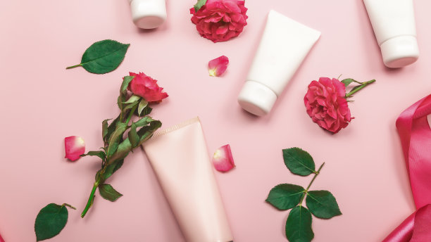 妇女节礼物。一套专业的彩妆装饰，以及彩色背景的配饰。美与时尚理念。平面构图，俯视图图片下载