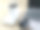 笔记本电脑放在办公室的桌子上，还有一杯咖啡和鼠标图片下载