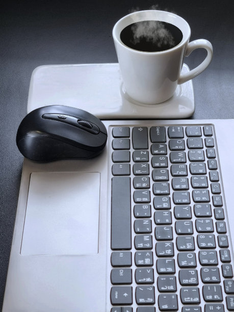 笔记本电脑放在办公室的桌子上，还有一杯咖啡和鼠标图片下载