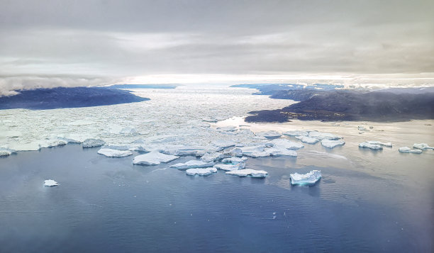 格陵兰岛大冰山的鸟瞰图图片下载
