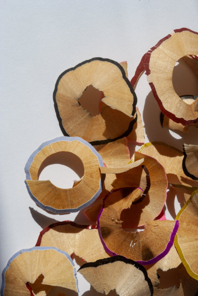 削蜡笔的垃圾，彩色木头的废品图片下载