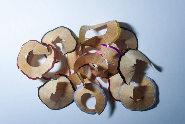 削蜡笔的垃圾，彩色木头的废品图片下载