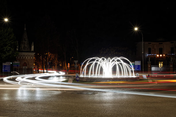 在意大利，一个带有车灯痕迹的发光喷泉图片下载