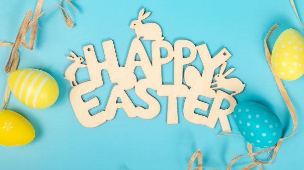 复活节快乐的概念。复活节彩蛋，贺卡和蓝色背景的框架。平铺，俯视图，复制空间。图片下载