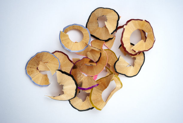 削蜡笔的垃圾，彩色木头的废品图片下载