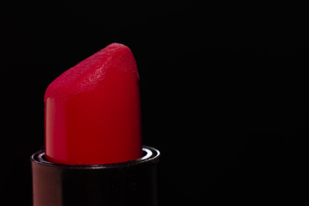 黑色背景上红色唇膏的特写镜头图片下载