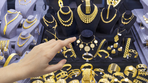 女购物者在商店挑选珠宝图片下载