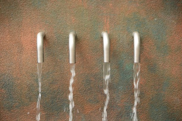 带有水龙头的喷泉。图片下载