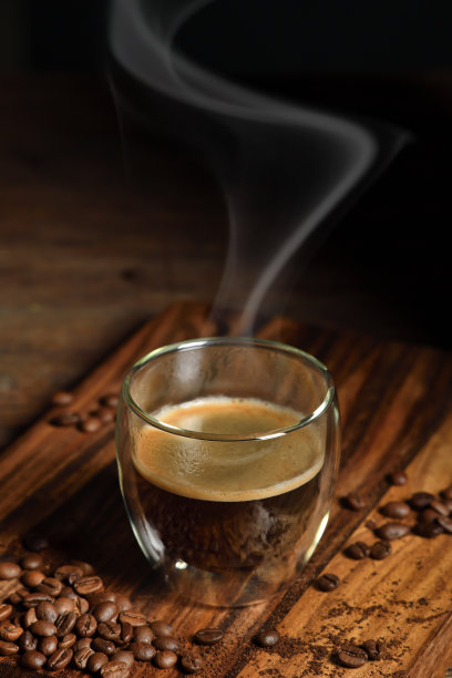 老木头背景上有烟雾和咖啡豆的咖啡杯图片下载