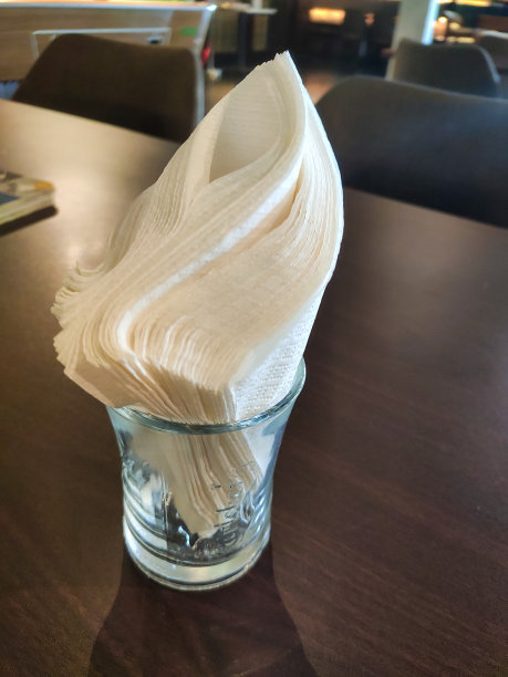 餐厅餐桌上的餐巾纸图片图片下载