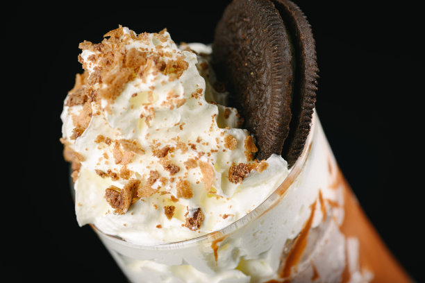 黑色背景的焦糖奶昔。图片下载