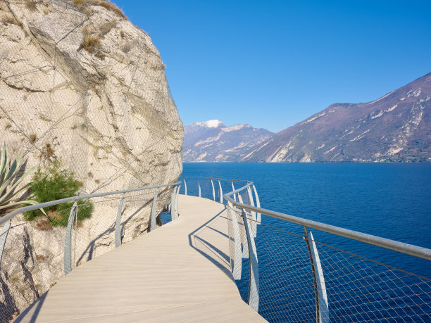 意大利加尔达湖，空中自行车和行人道图片下载