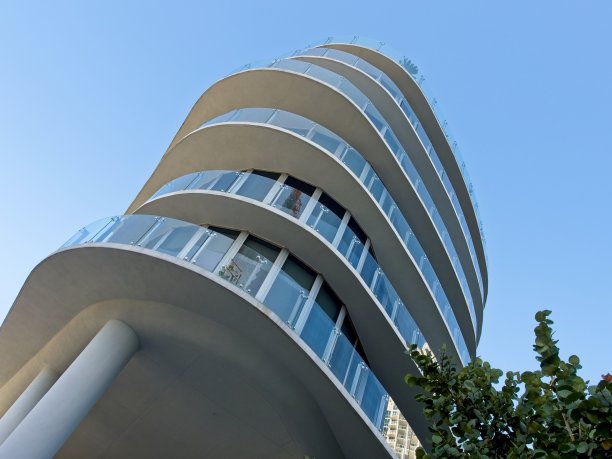迈阿密南海滩海洋大道上一座玻璃公寓的弧形建筑细节图片下载