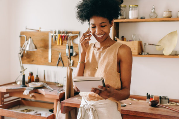 珠宝设计女商人打电话图片下载