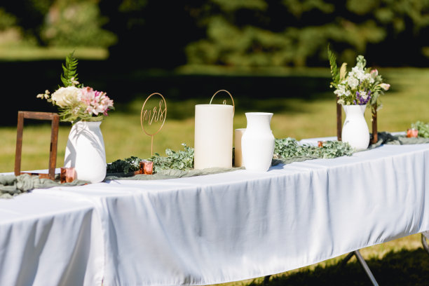 事件表和白色桌布图片下载