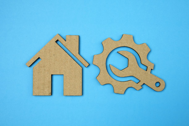 房子和扳手在齿轮图标或蓝色纸背景上的标志。业务服务理念。齿轮维修，技术问题维修。修理设备。图片下载