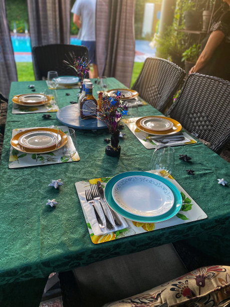 一张夏天摆起来的桌子图片下载