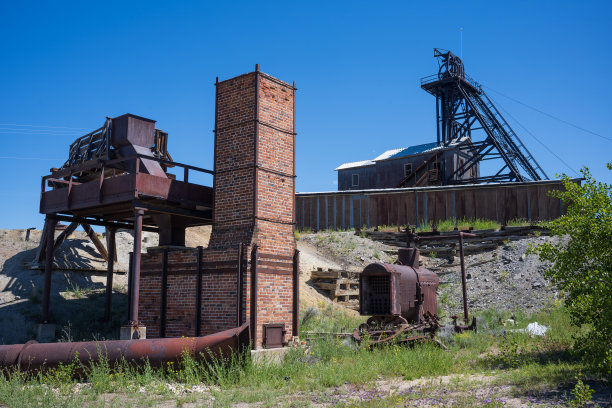 图为蒙大拿州Butte铜矿的头架，这是一个晴朗的夏日。图片下载