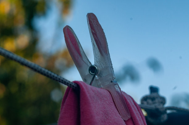 晾衣服用的绳子上的挂钩图片下载