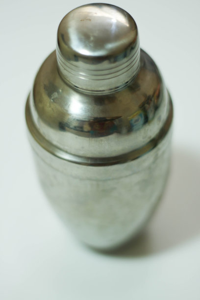 鸡尾酒摇酒器，用于饮料，牛奶，咖啡。银色工具孤立在白色背景上。图片下载