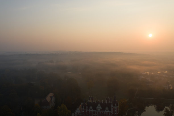 在美丽雾蒙蒙的日落天空下，马斯考公园的鸟瞰图图片下载