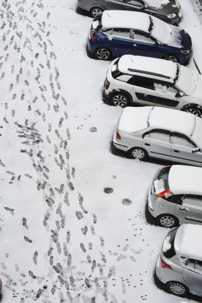 汽车和沥青地面都被雪覆盖着图片下载