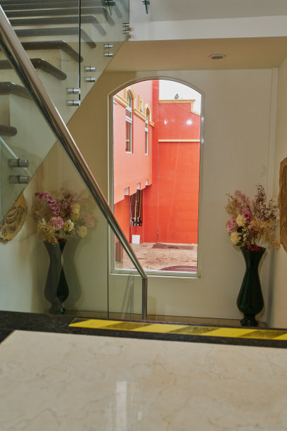 楼梯外面有一扇窗户和两扇装饰性的图片下载