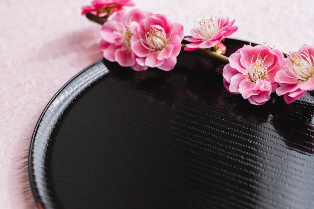 日本风格的梅花背景。粉红色的日本纸。图片下载