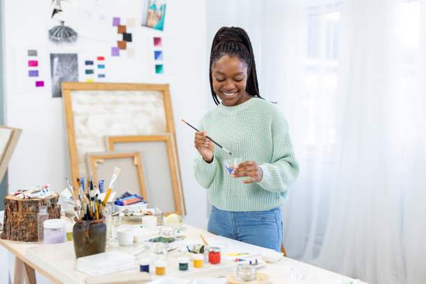 年轻艺术家在她的工作室工作图片下载
