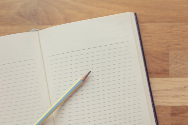 空白笔记本:有空白空间用来写文字的笔记本图片下载