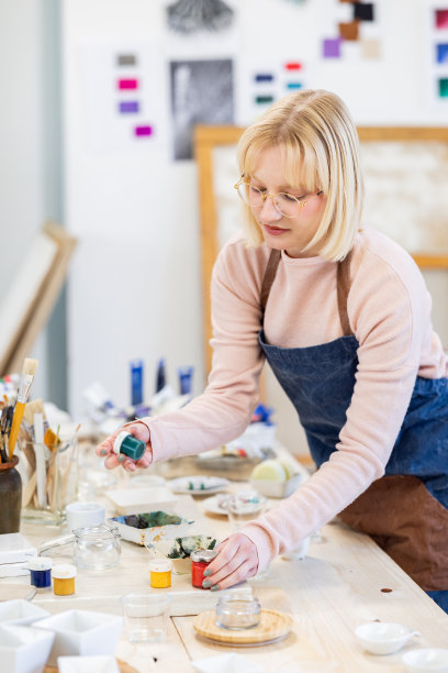 年轻艺术家在她的工作室工作图片下载