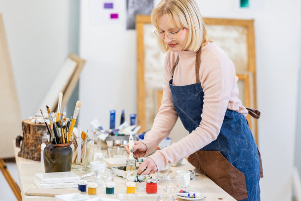 年轻艺术家在她的工作室工作图片下载