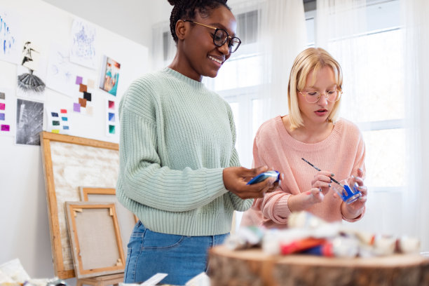 年轻的女艺术家在她们的画室里图片下载