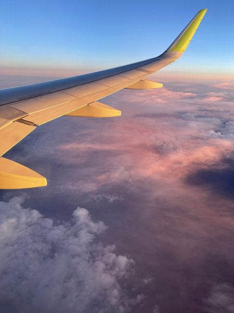 贝加尔湖上空乌云密布图片下载