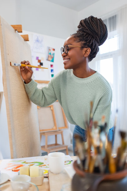 年轻艺术家在她的画室工作图片下载
