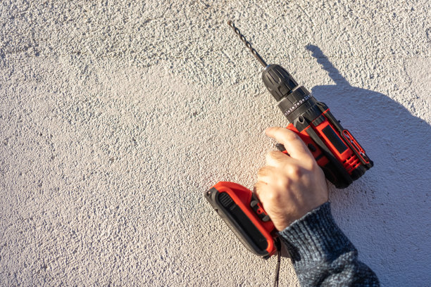 电钻和螺丝刀电池没有电缆，隔离在白色背景，照片复制空间。图片下载
