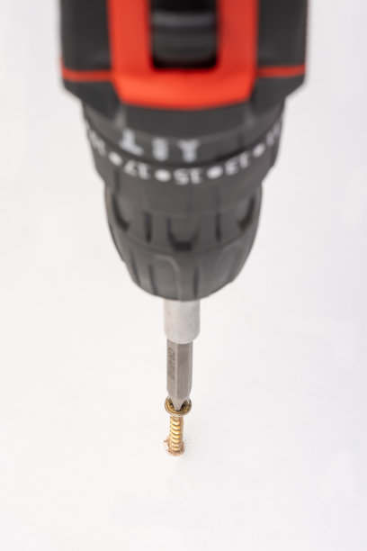 白色背景上绝缘螺丝的电动螺丝刀。图片下载