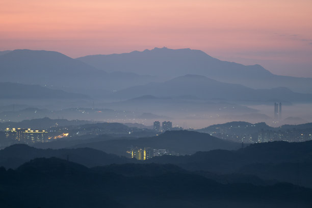被山和海包围的村庄。蓝天彩云。图片下载
