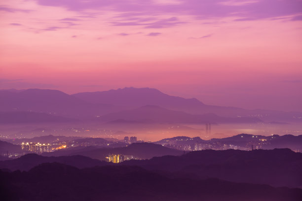 山中有云。山谷里有高楼大厦。图片下载