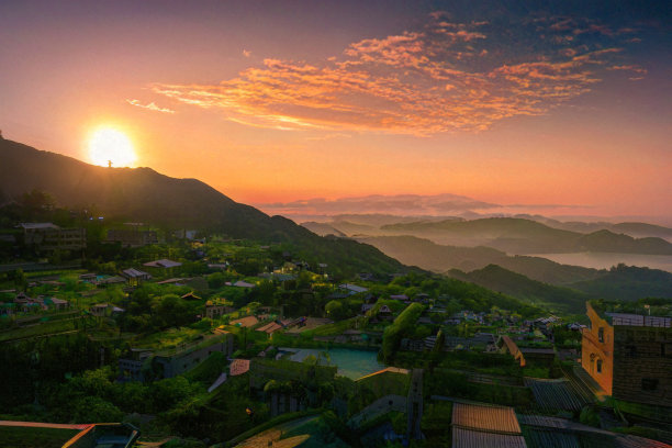 被山和海包围的村庄。蓝天彩云。图片下载