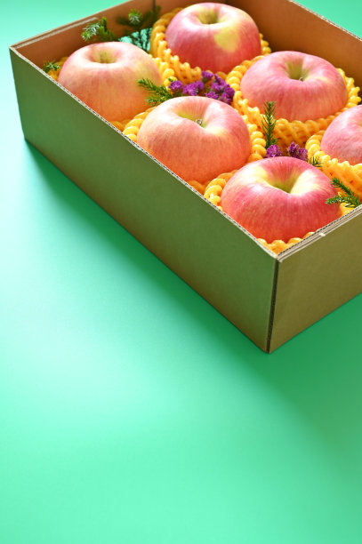 绿色背景的盒子里有漂亮的粉色苹果图片下载