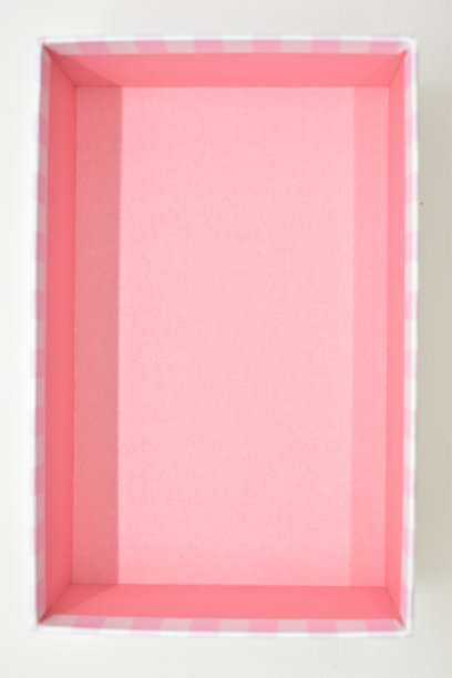 打开漂亮的粉色盒子，白色背景，包装为设计图片下载