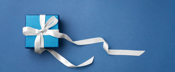 蓝色礼盒配白色蝴蝶结彩带，父亲节背景图片下载