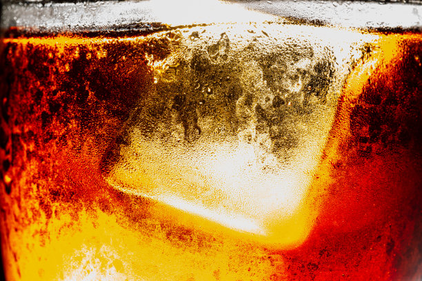 可乐加冰，可乐加冰。食物背景，近距离观察可乐背景中的冰块图片下载