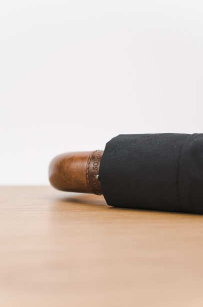 孤立的豪华折叠伞，木质桌面上的木柄图片下载